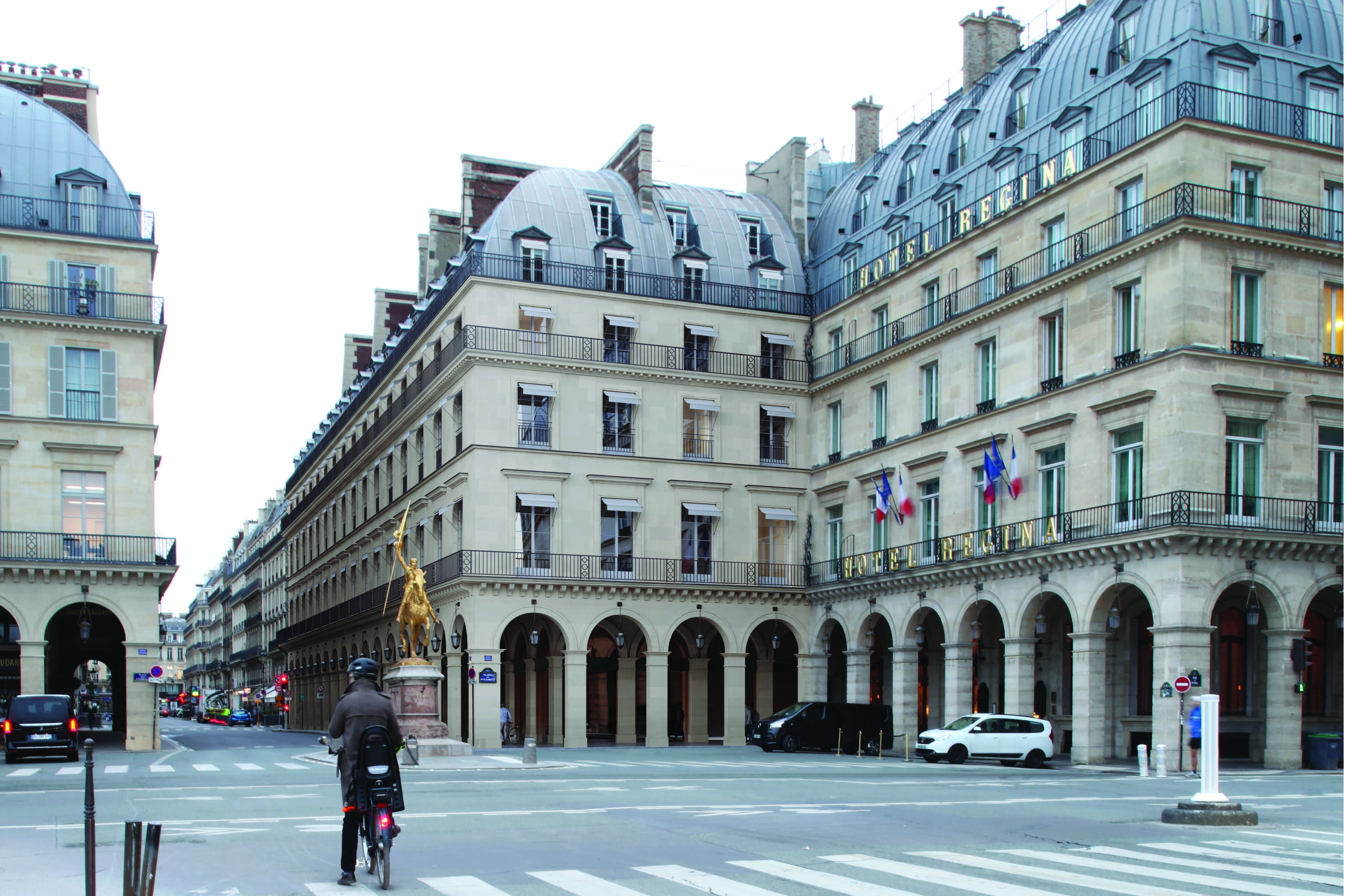 Façade de l'immeuble rue Saint-Honoré Paris